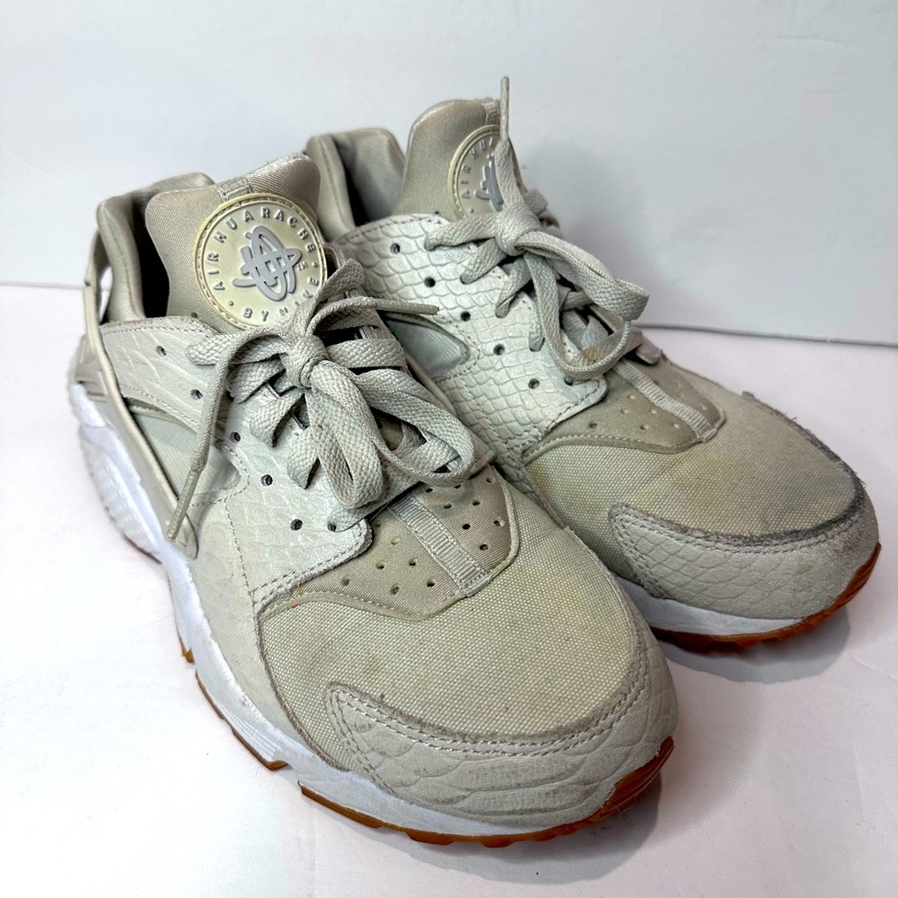 Used women’s Nike Air Huarache Off-White Sneakers
